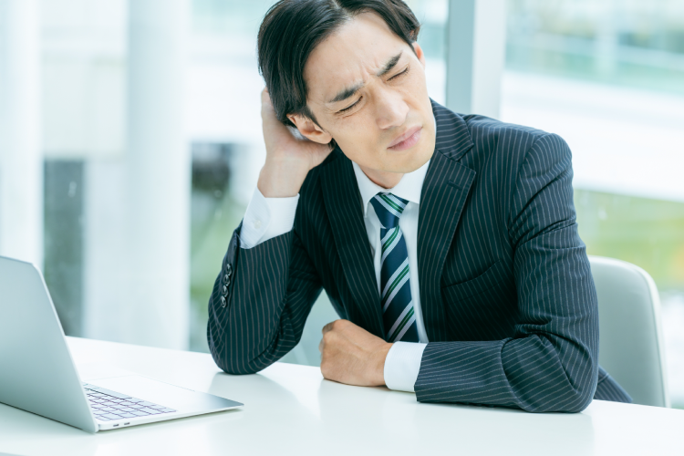 悩む人のイメージ